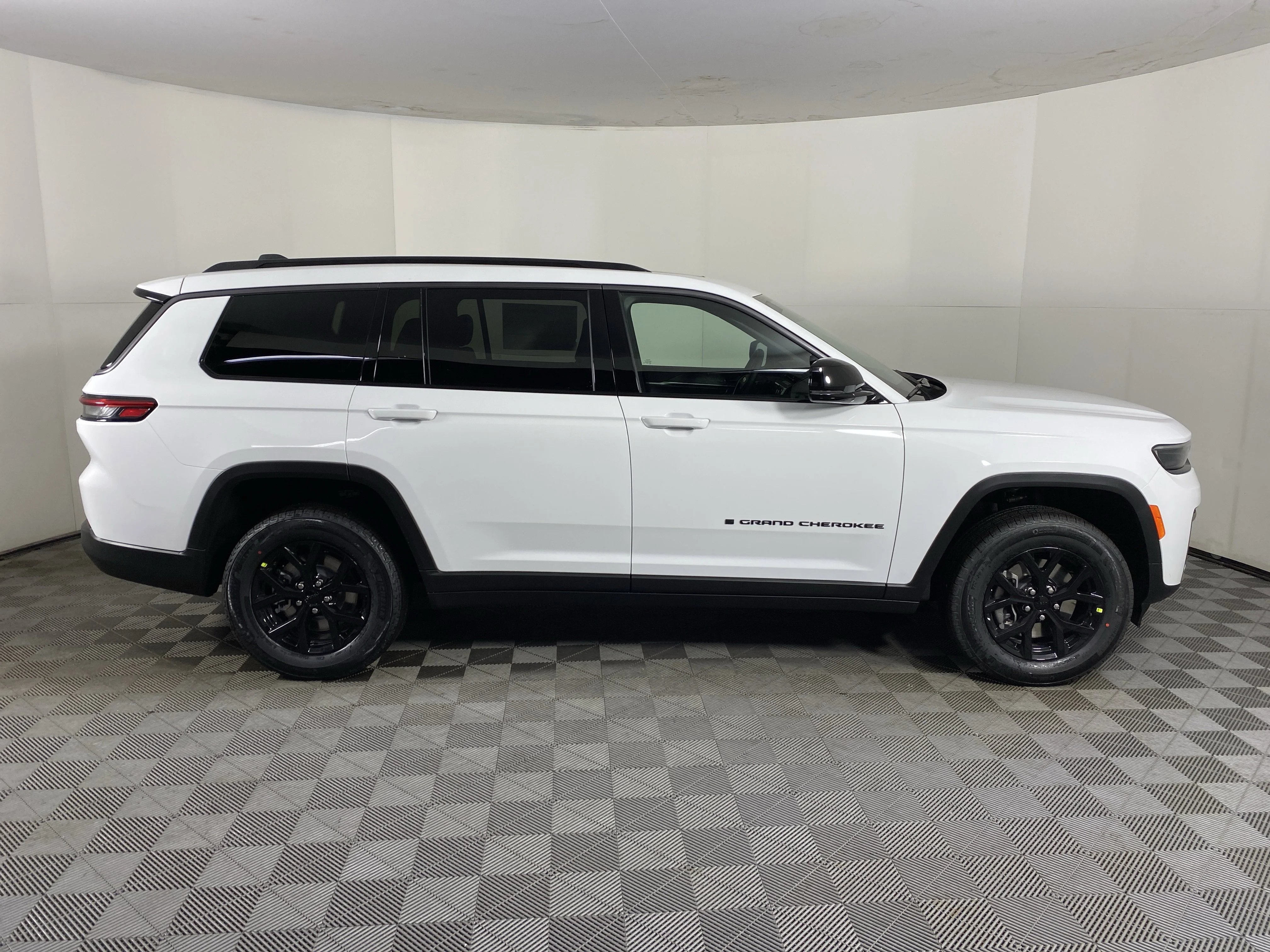 New 2026 Bright White Clear-Coat Exterior Paint Jeep Altitude image 7