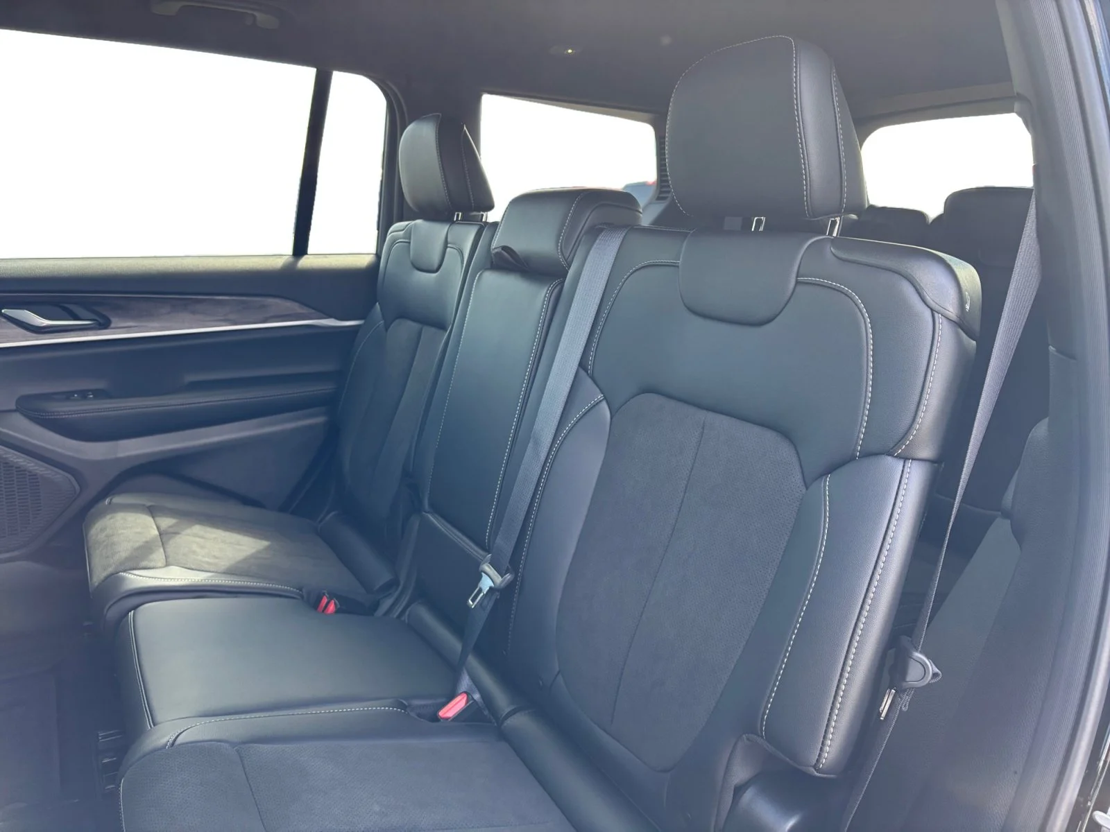 New 2026 Diamond Black Crystal Pearl Jeep Altitude image 16