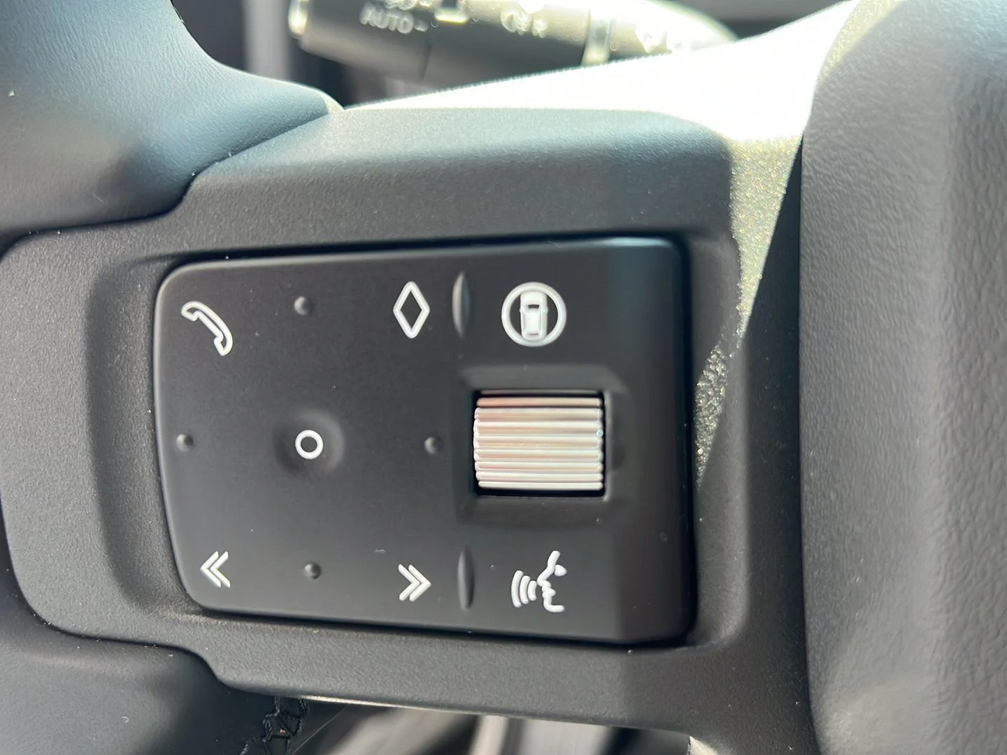 New 2026 Borasco Grey Metallic Land Rover X-Dynamic SE image 13
