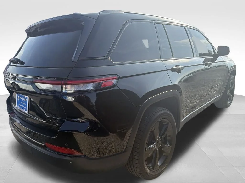Used 2023 Diamond Black Jeep Limited image 27