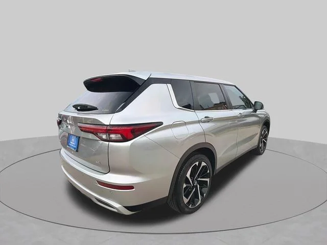 Used 2024 Silver Mitsubishi SE image 6