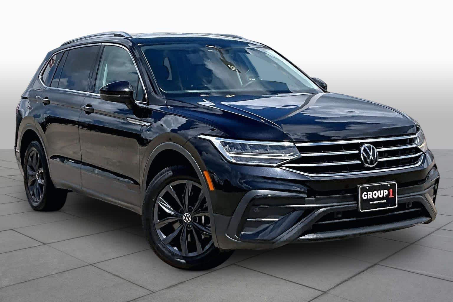 Used 2022 Deep Black Pearl Volkswagen SE image 3
