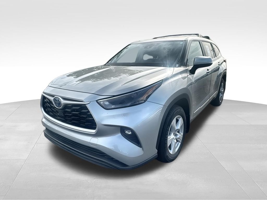 Used 2023 Silver Toyota LE image 4