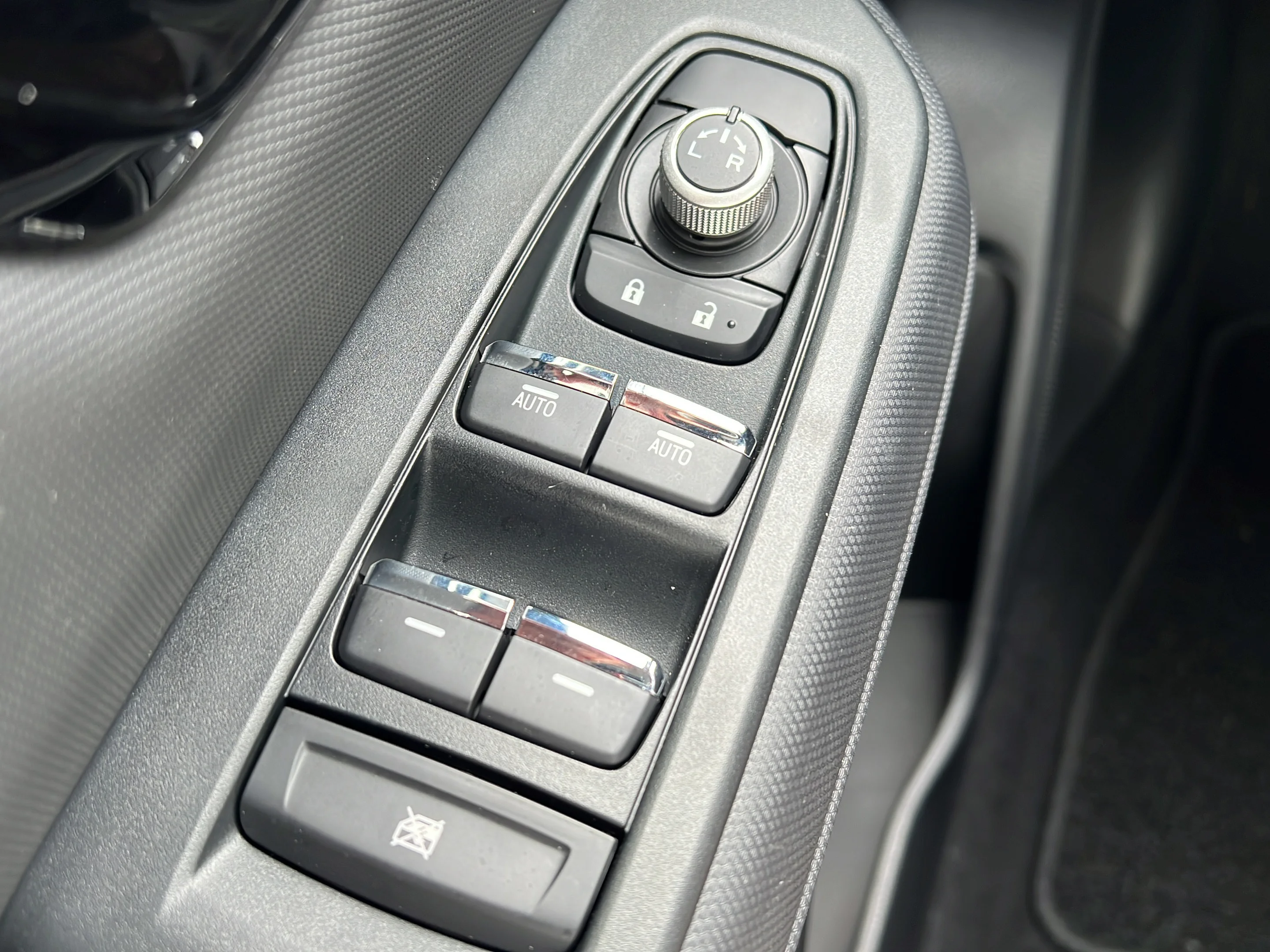 Used 2025 Ice Silver Metallic Subaru Limited image 20