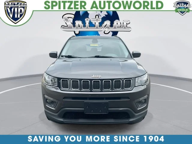 Used 2018 Gray Jeep Latitude image 3