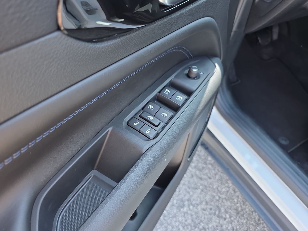 New 2026 Bright White Clear-Coat Exterior Paint Jeep Latitude image 16