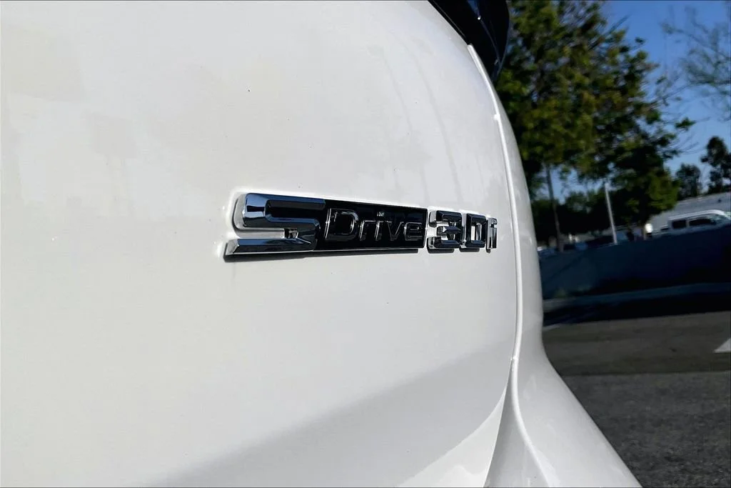 Used 2023 White BMW sDrive30i image 11
