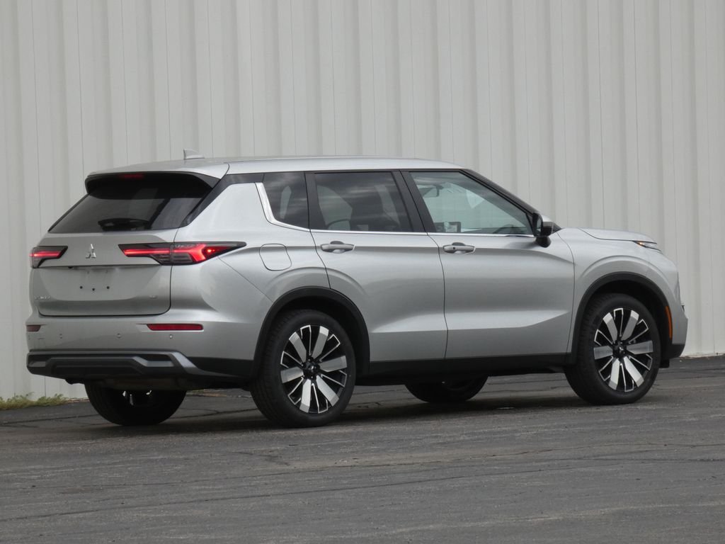 Used 2025 Silver Mitsubishi SE image 3