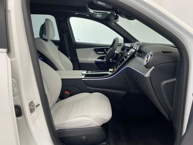 New 2027 White Mercedes-Benz GLC 300 image 18