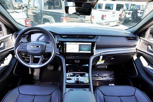 New 2026 Bright White Clear-Coat Exterior Paint Jeep Limited image 24