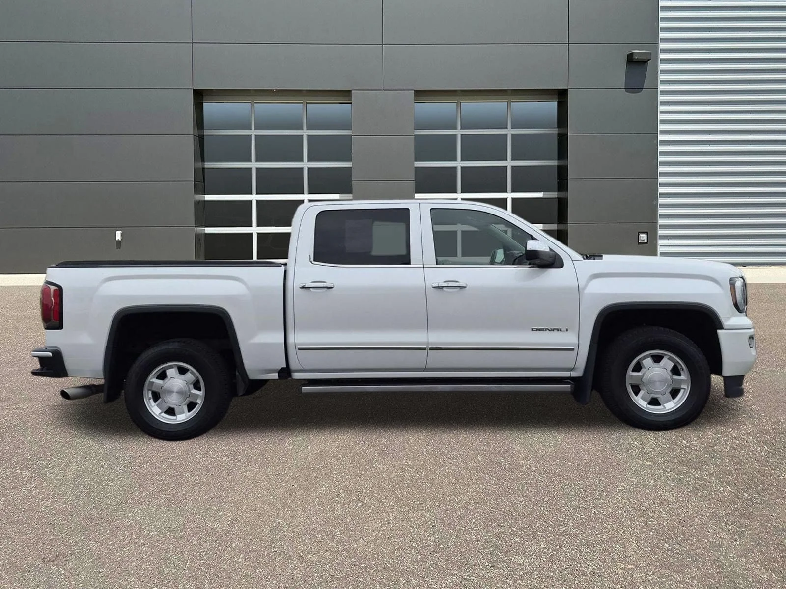 Used 2016 White Frost Tricoat GMC Denali image 4