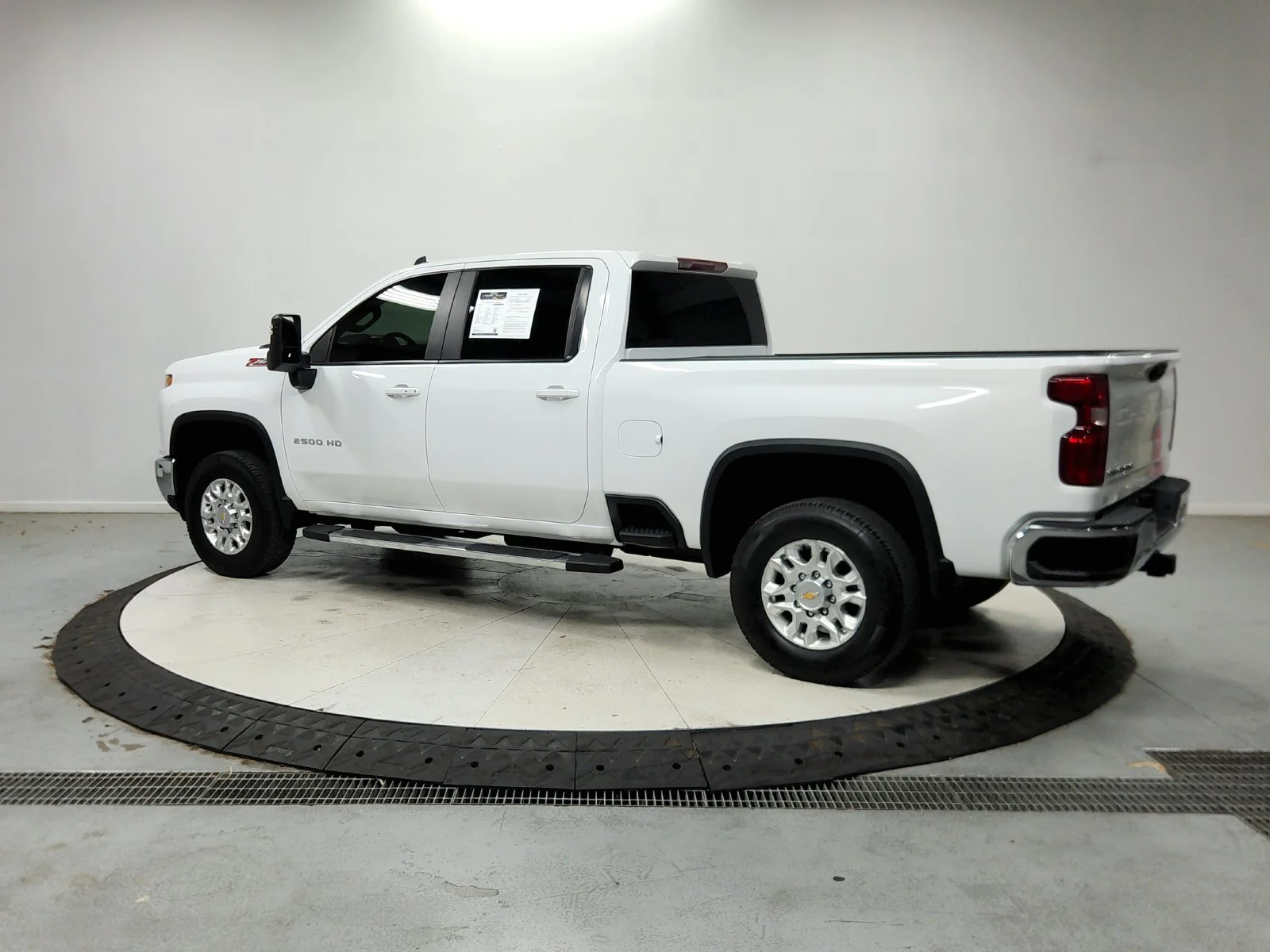 Used 2025 White Chevrolet LT image 6