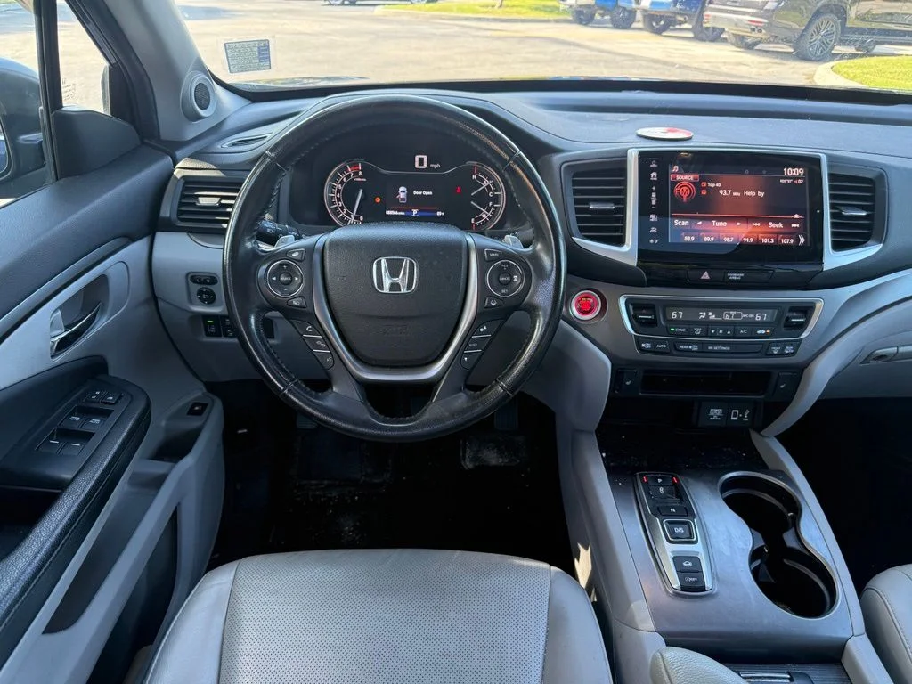Used 2020 Obsidian Blue Pearl Honda RTL image 23