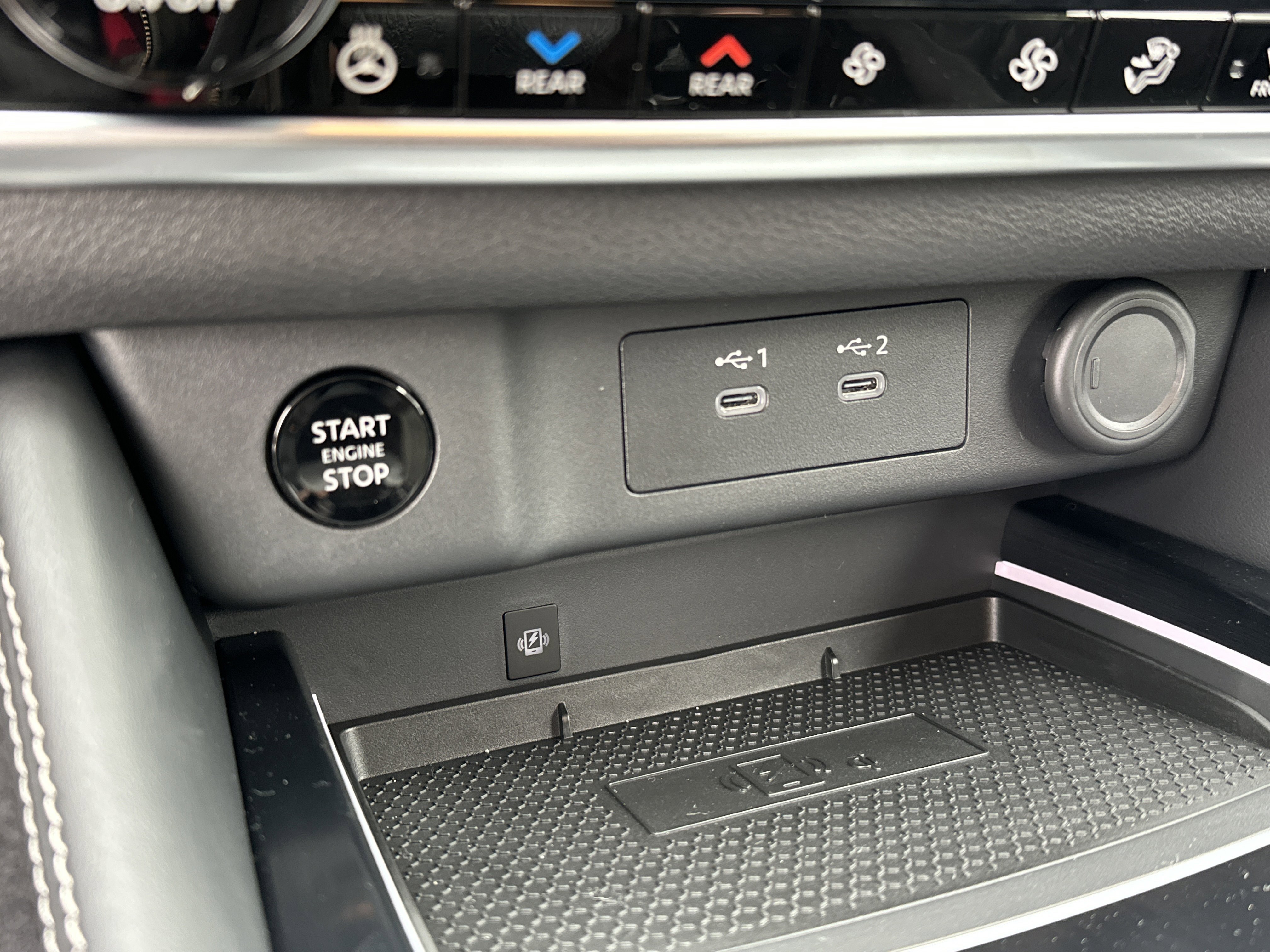 New 2026 Champagne Silver Metallic/Super Black Nissan Platinum image 32