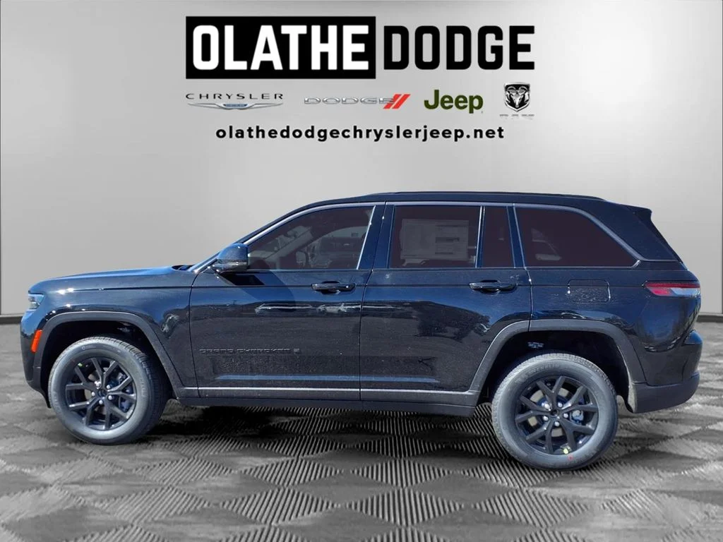 New 2026 Diamond Black Crystal Pearl-Coat Exterior Paint Jeep Laredo Altitude image 19