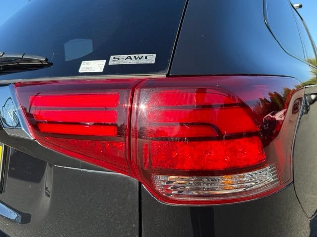 Used 2020 Labrador Black Metallic Mitsubishi ES image 13