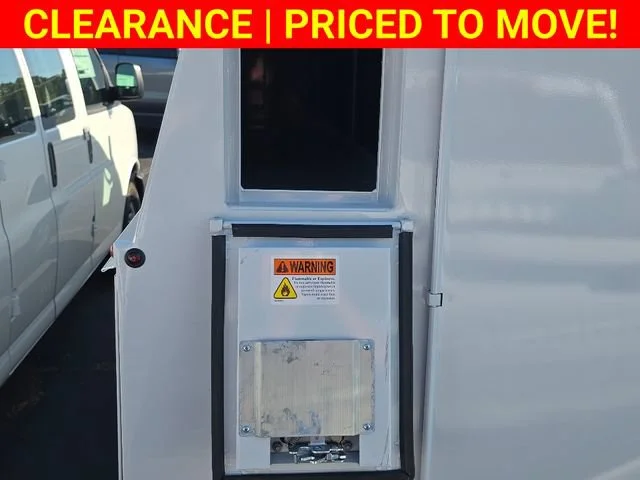 New 2025 Summit White Chevrolet 1WT image 33