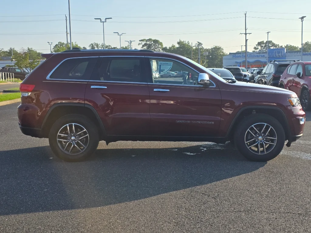 Used 2018 Velvet Red Pearl Coat Jeep Limited image 18