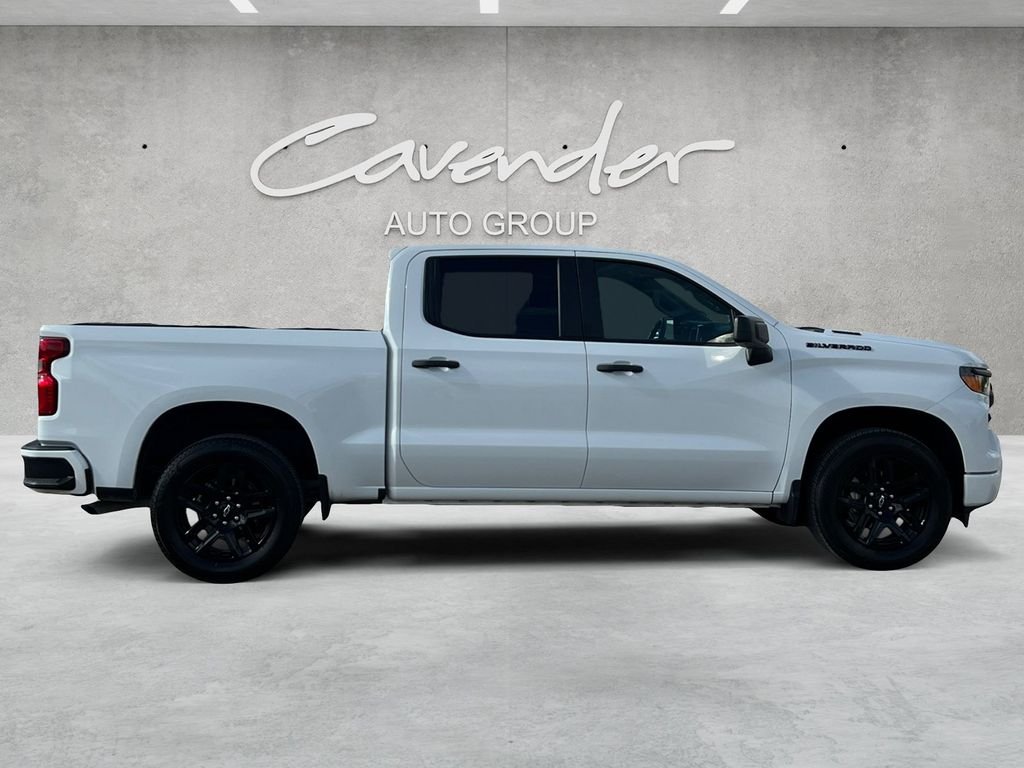 Used 2025 White Chevrolet Custom image 17