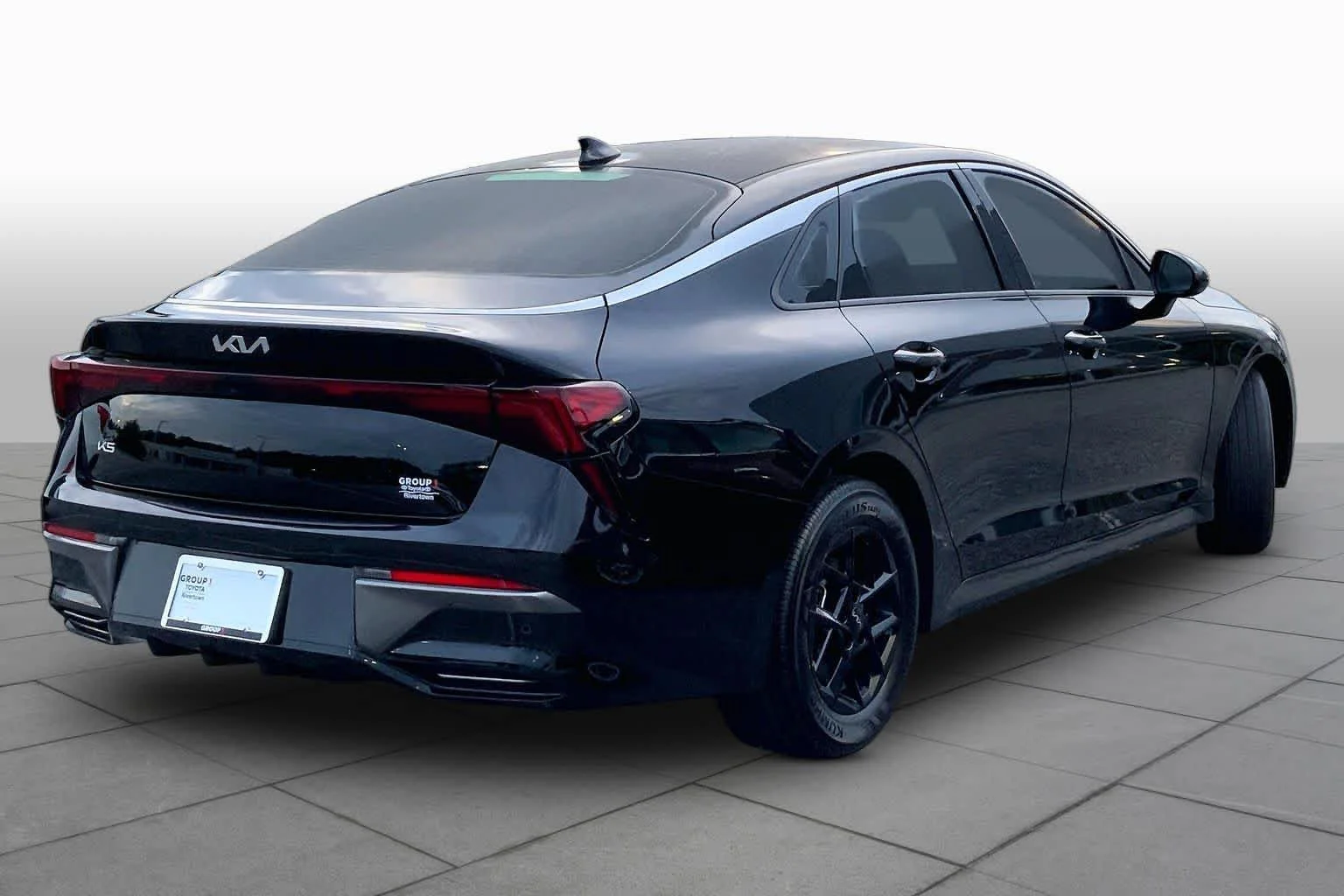 Used 2025 Aurora Black Pearl Kia LXS image 13