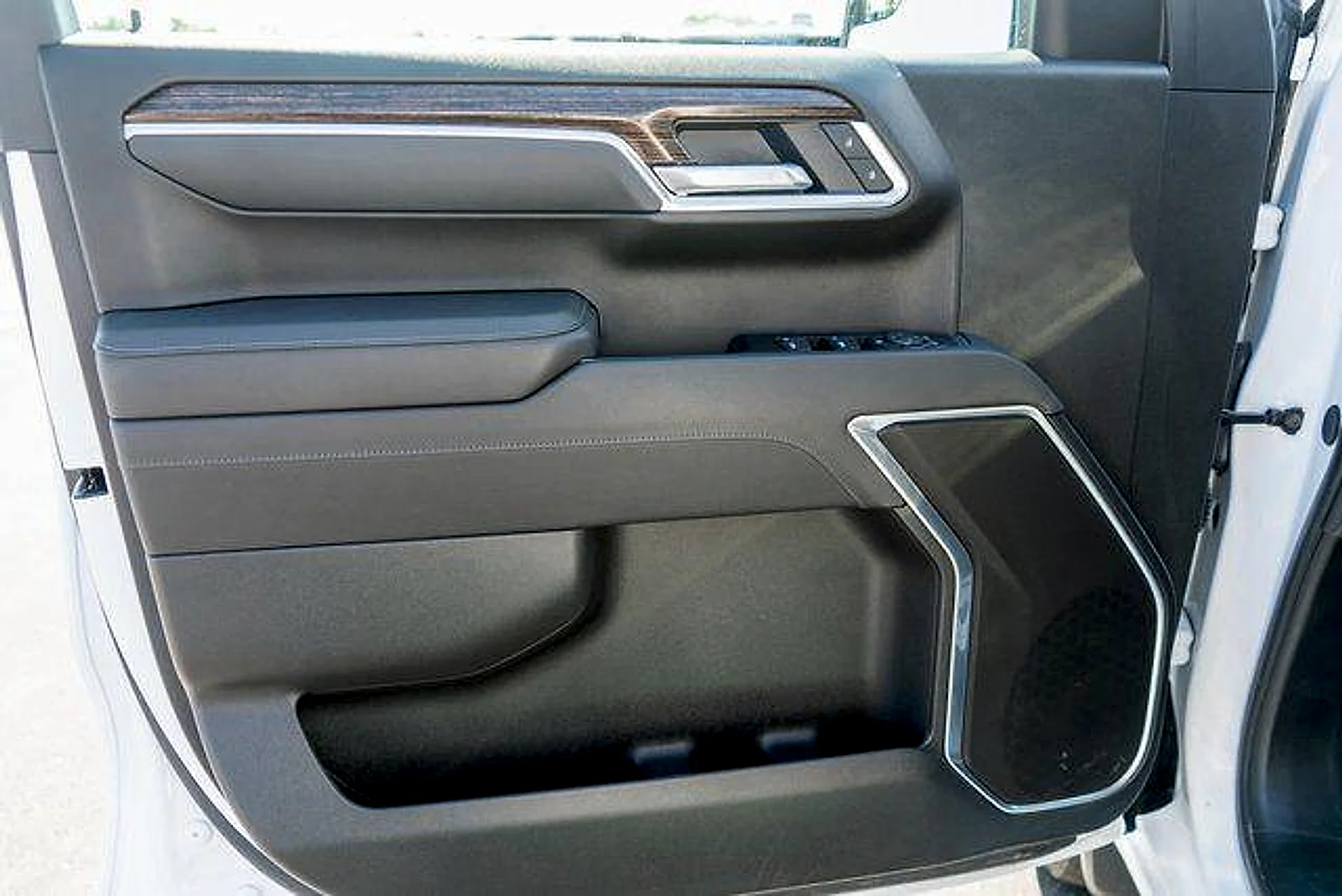 Used 2025 Summit White GMC Elevation image 15