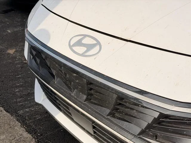 Used 2024 White Hyundai SEL image 23