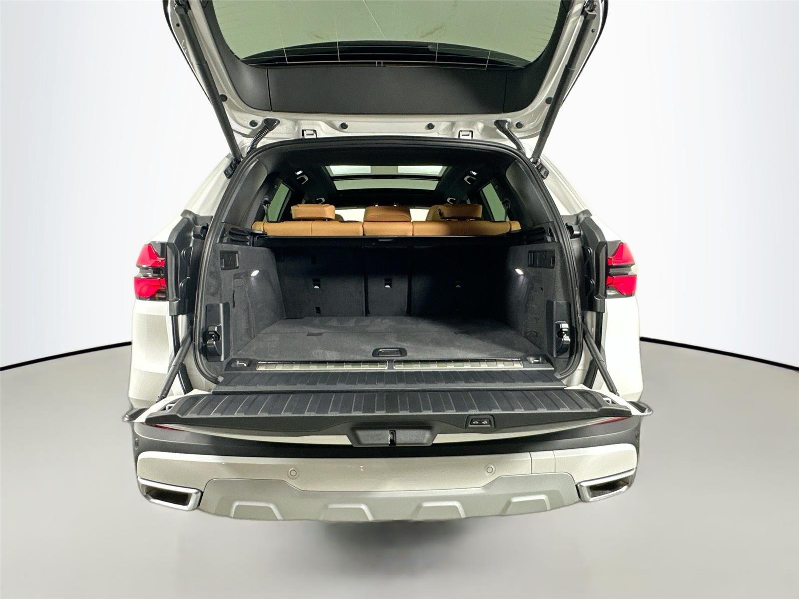 New 2026 Mineral White Metallic BMW xDrive50e image 28