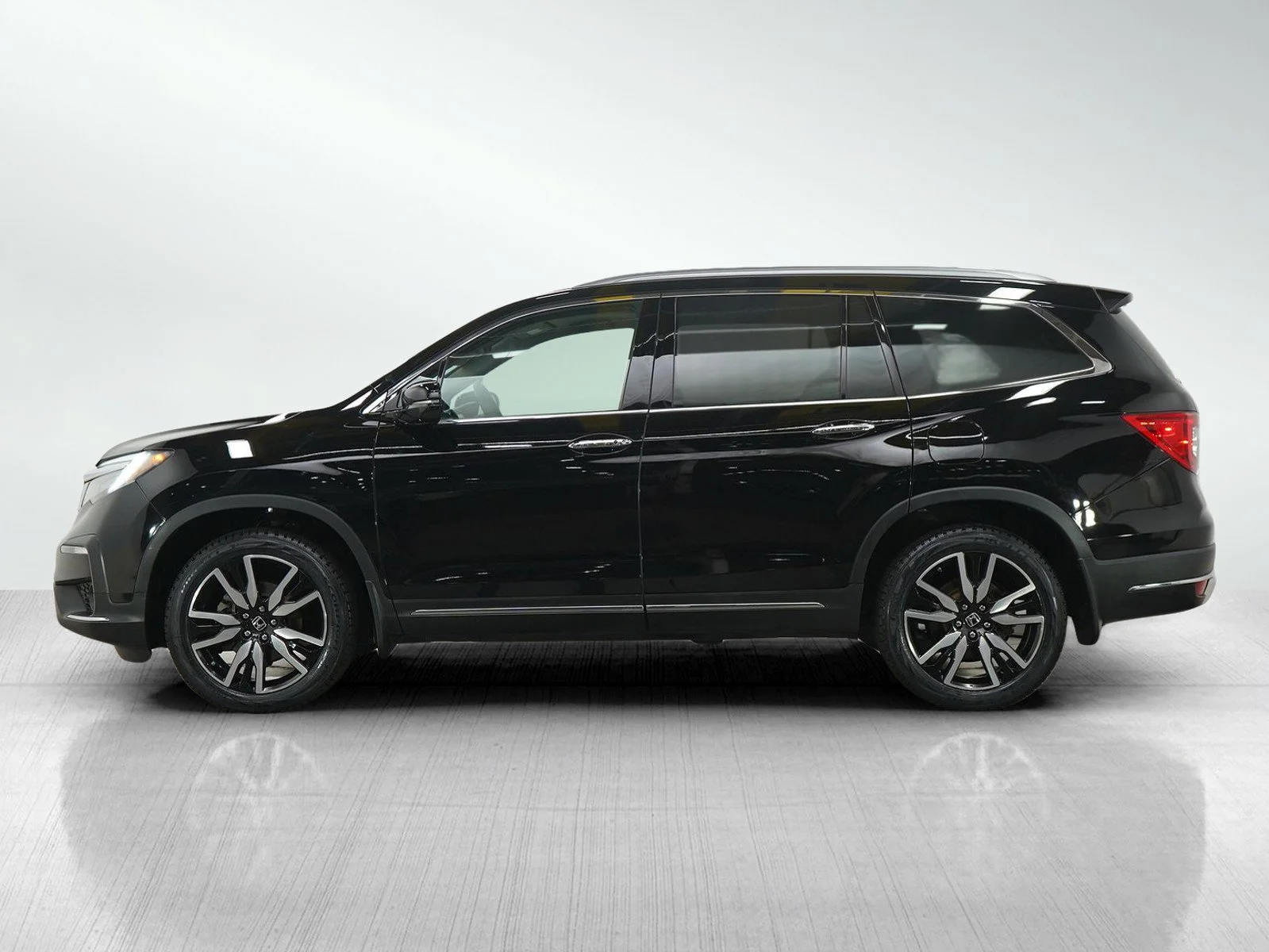 Used 2020 Honda Pilot Touring with VIN 5FNYF6H69LB038345 for sale in Burnsville, Minnesota