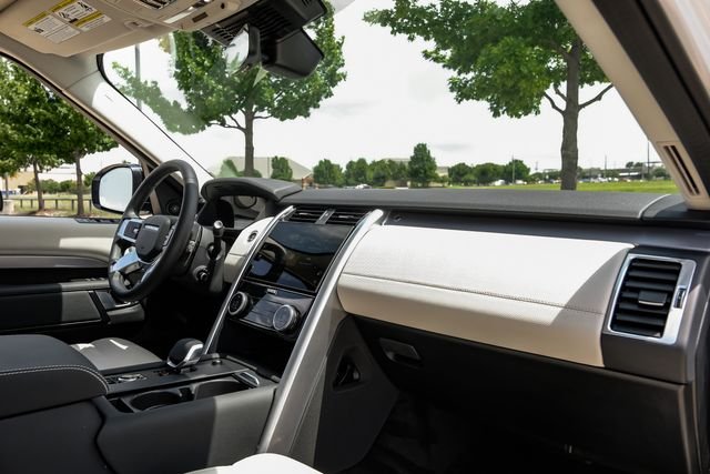 Used 2025 White Land Rover Dynamic SE image 16