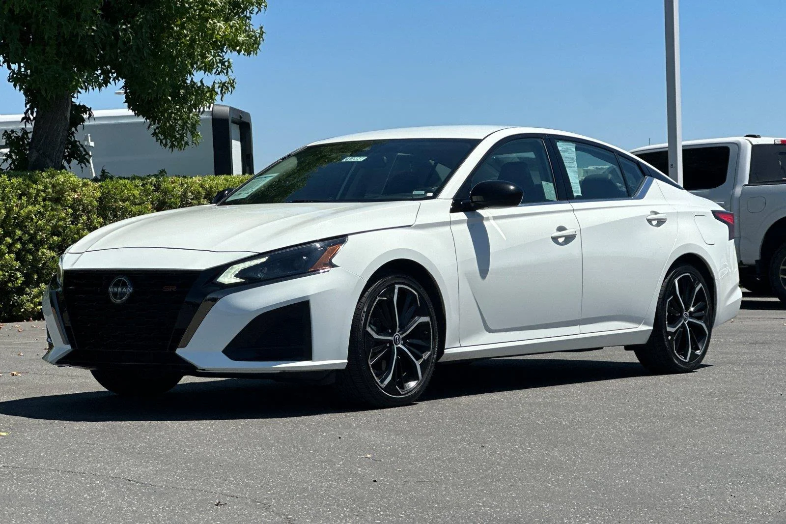 Used 2024 Glacier White Nissan 2.5 SR image 8