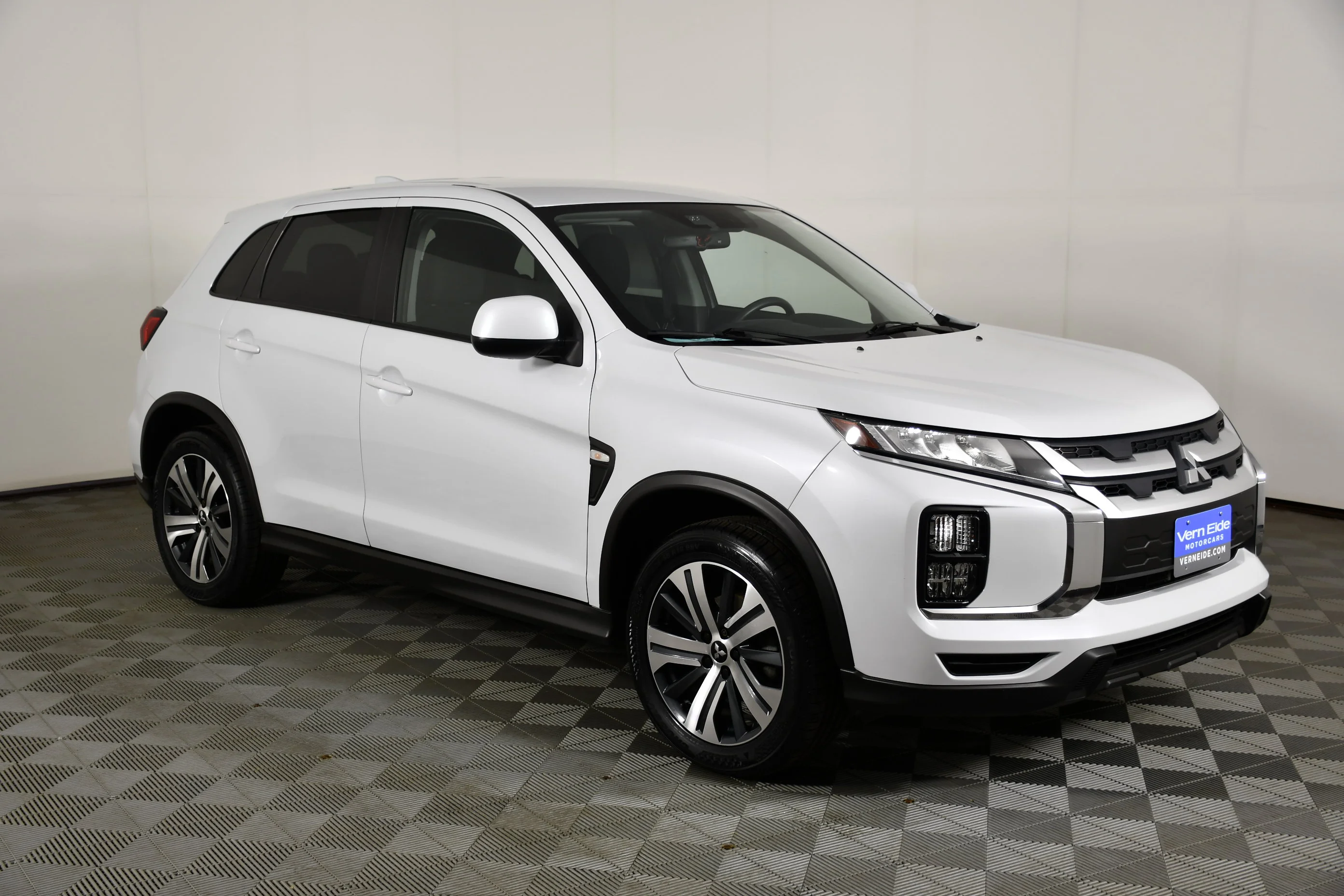 Used 2022 White Diamond Mitsubishi ES image 4