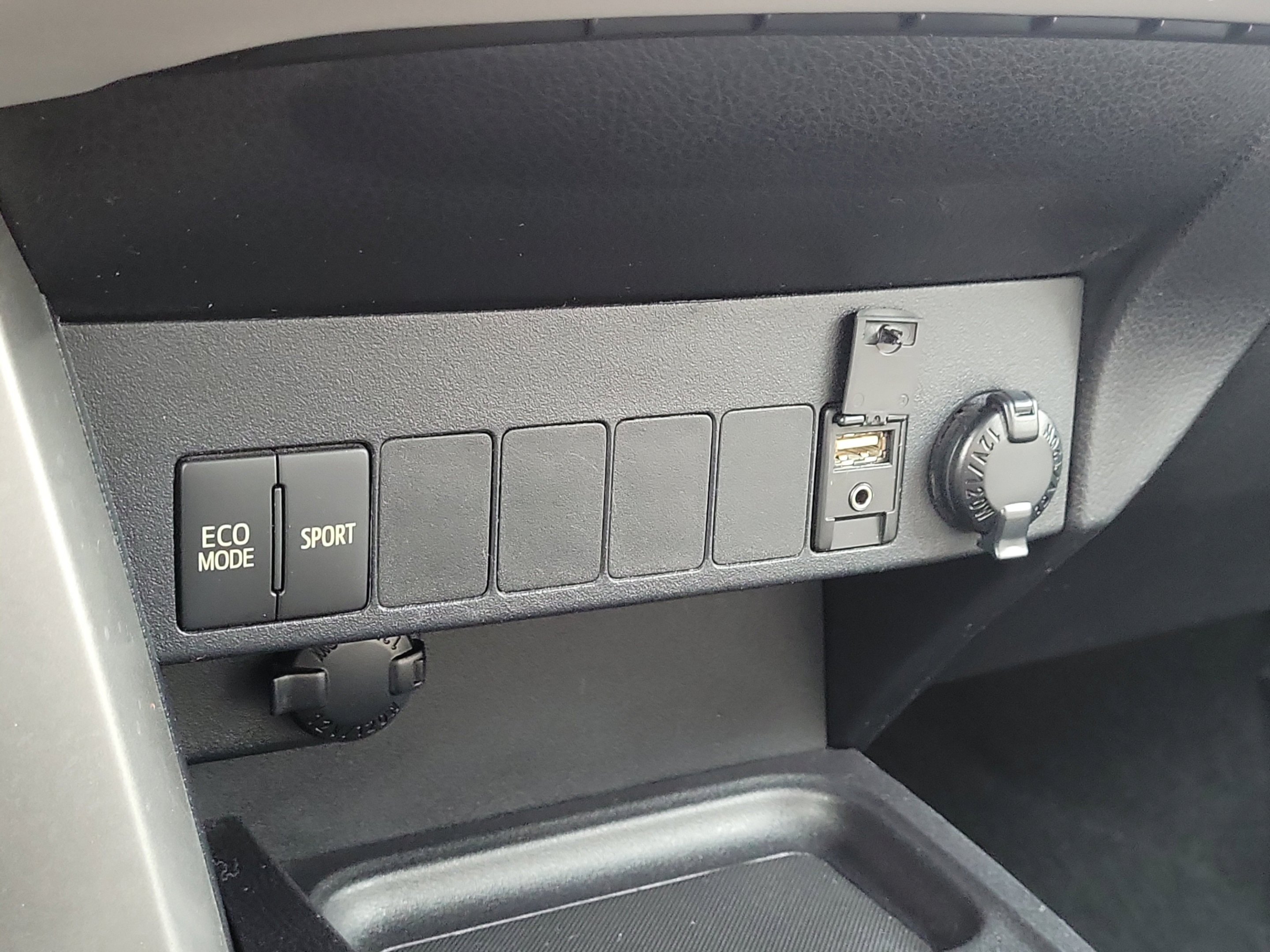 Used 2018 Pearl Toyota XLE image 30