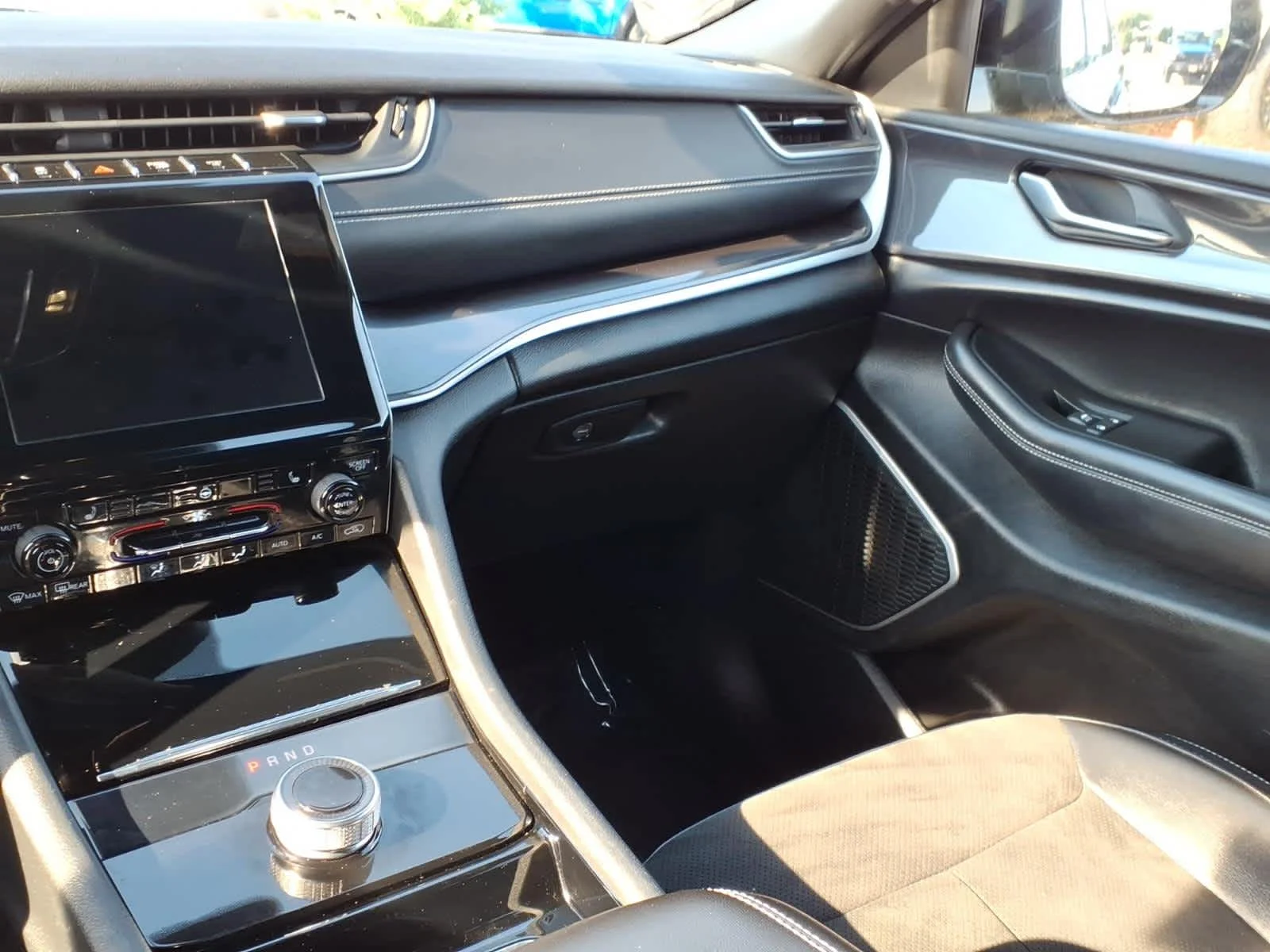 Used 2021 Diamond Black Crystal P/C Jeep Altitude image 15