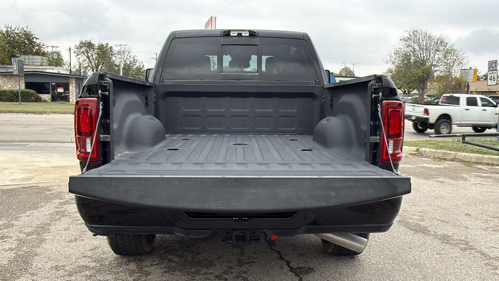 New 2025 Diamond Black Crystal Pearl-Coat Exterior Paint RAM Limited image 24