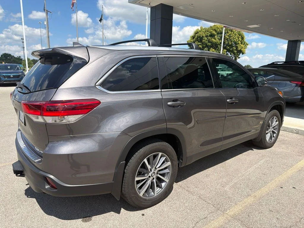 Used 2019 Gray Toyota XLE image 9