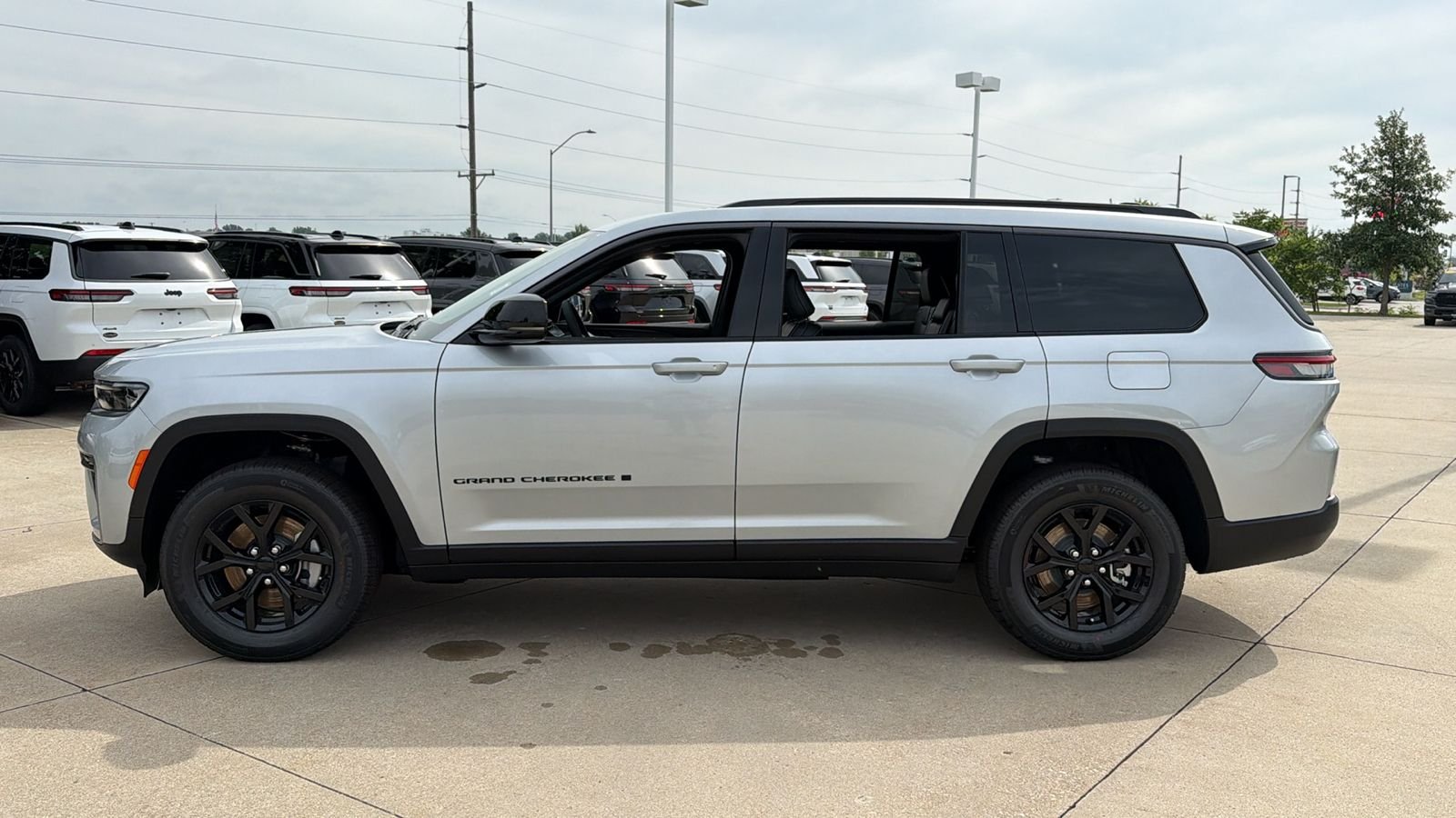 New 2026 Silver Zynith Exterior Paint Jeep Altitude image 5