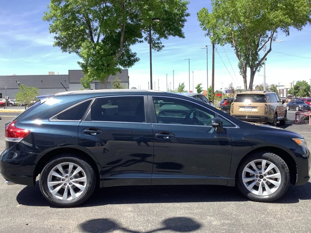Used 2015 Gray Toyota LE image 27