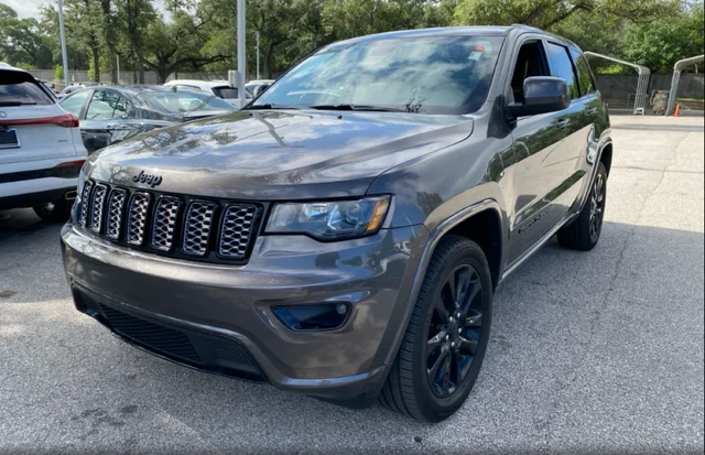 Used 2019 Gray Jeep Altitude image 1