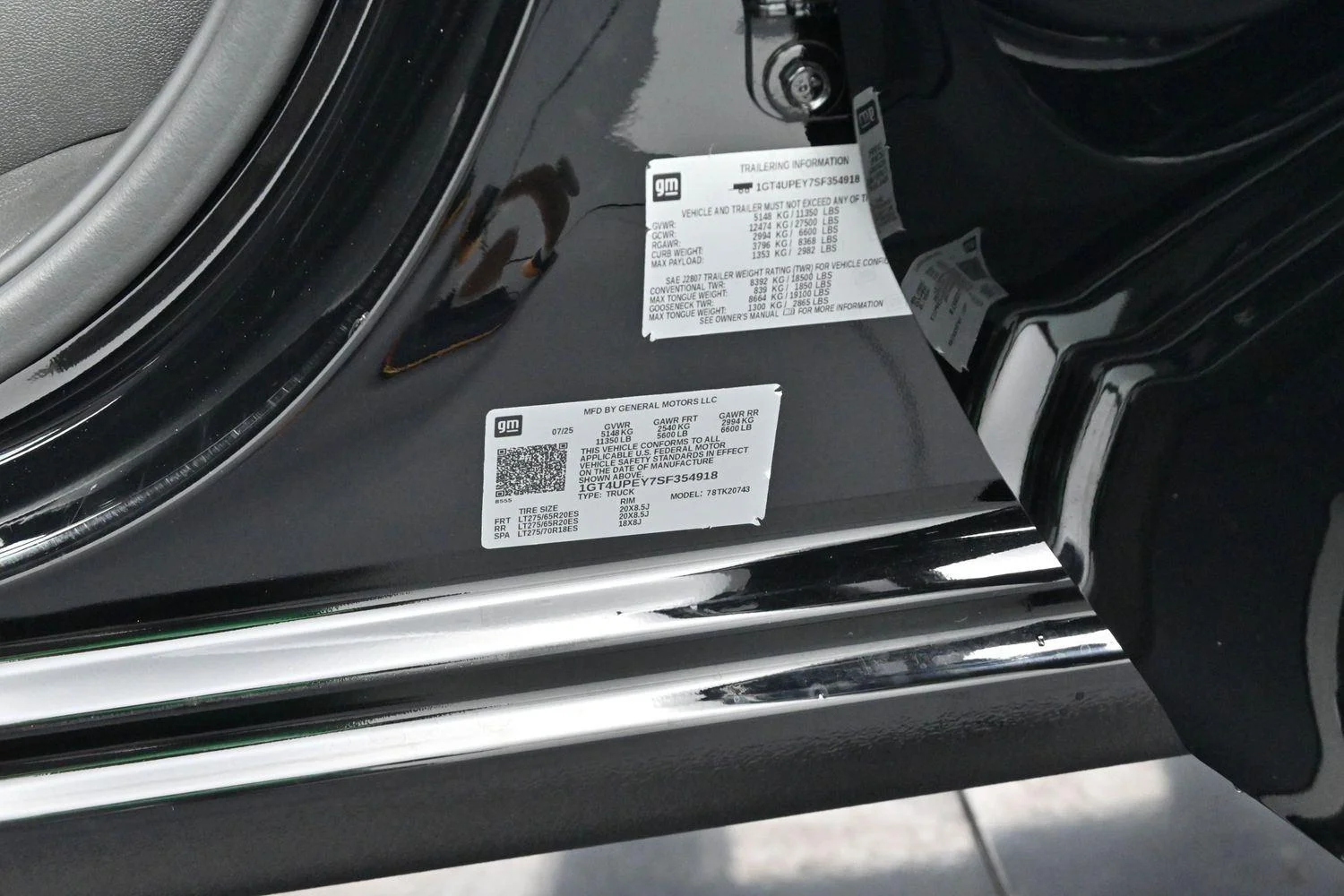 Used 2025 Onyx Black GMC AT4 image 40