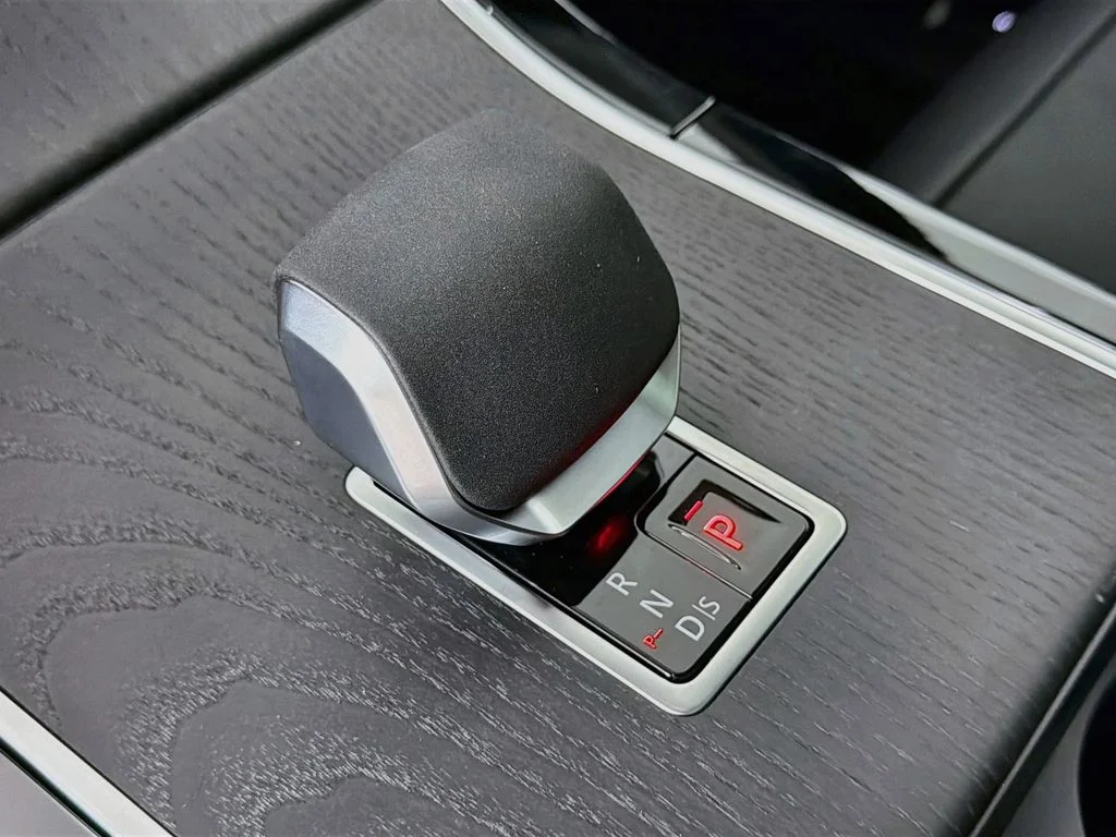 New 2026 Santorini Black Land Rover Belgravia Edition image 17