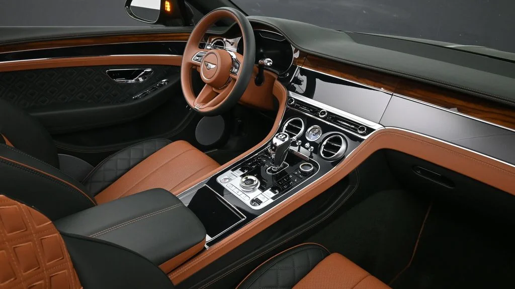 Used 2023 Green Bentley Azure image 12