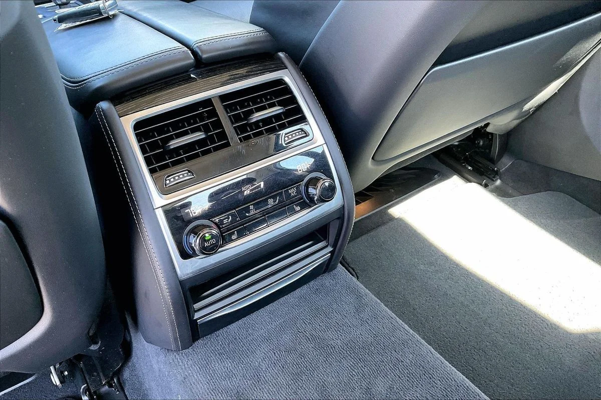 Used 2022  BMW i xDrive image 10