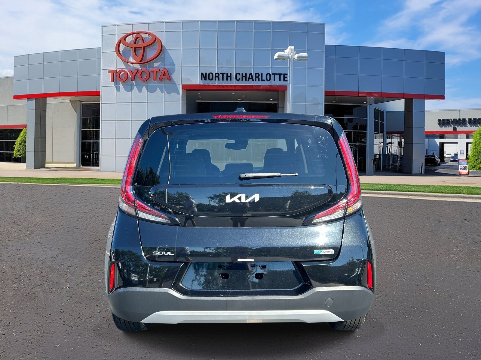 Used 2024 Fusion Black Kia EX image 5