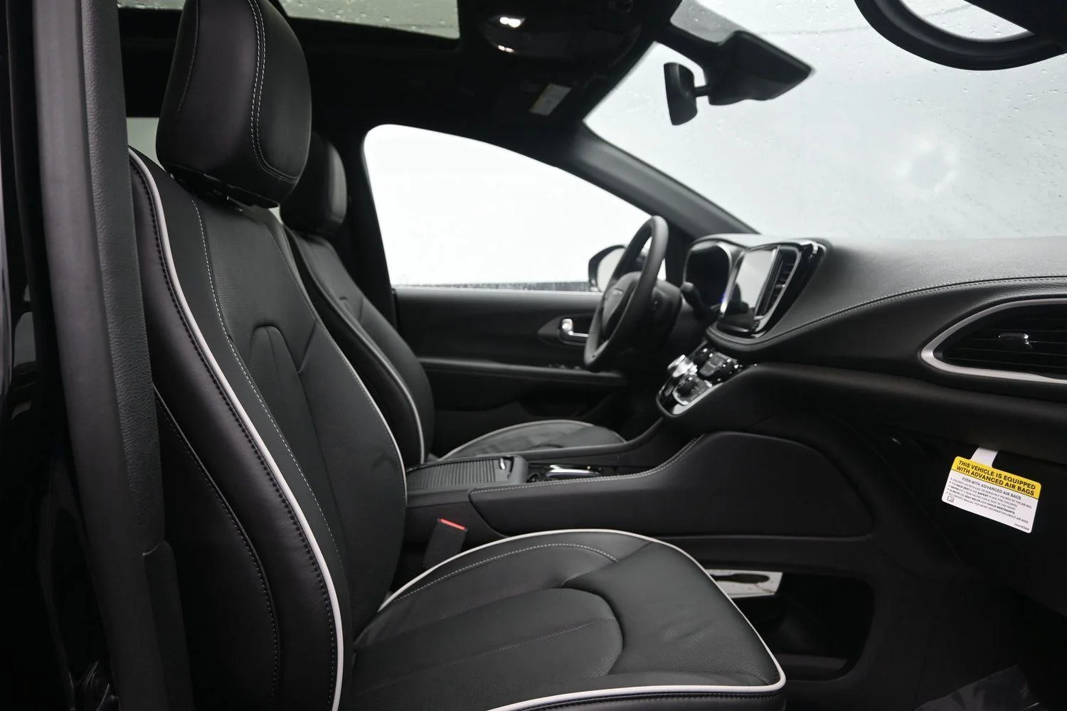 New 2027 Diamond Black Crystal Pearl-Coat Exterior Paint Chrysler Limited image 10