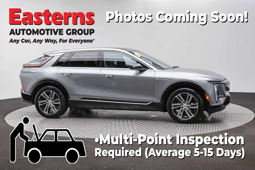 Used 2024 Silver Cadillac Luxury image 4