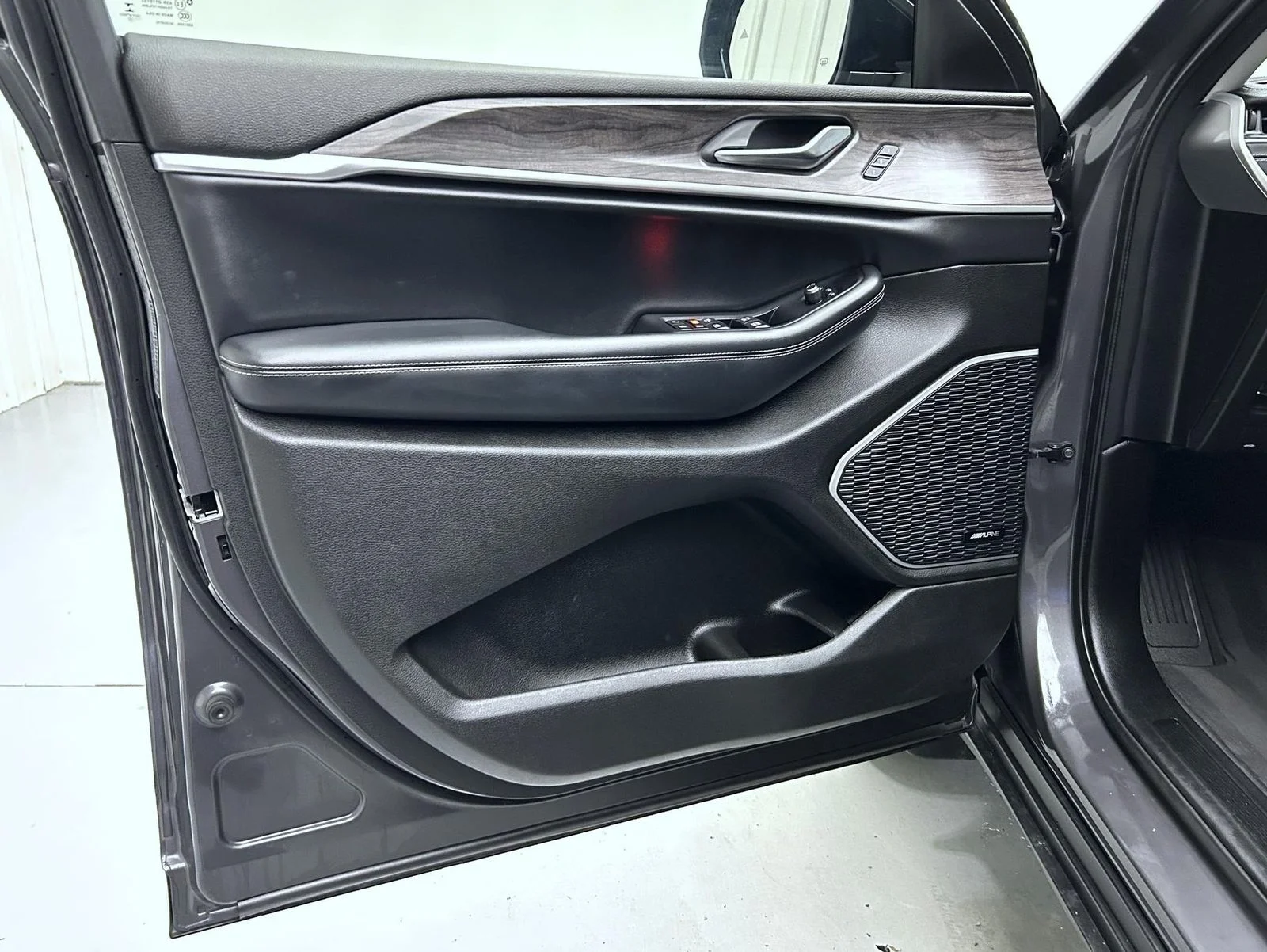 Used 2022 Gray Jeep Limited image 9