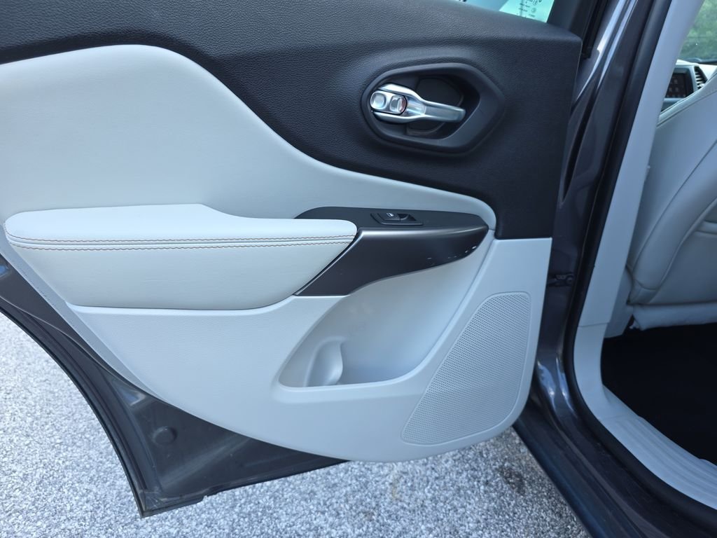 Used 2020 Gray Jeep Latitude Plus image 26