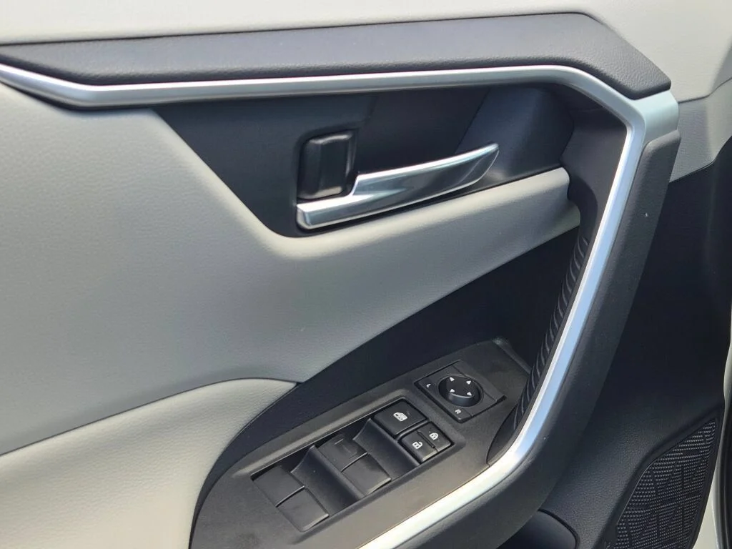 Used 2019 White Toyota XLE image 22
