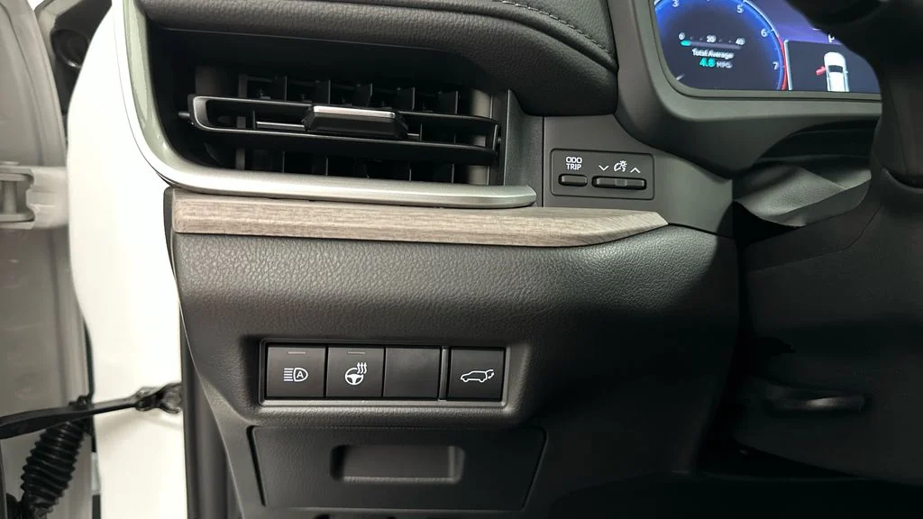 Used 2025  Toyota Limited image 31