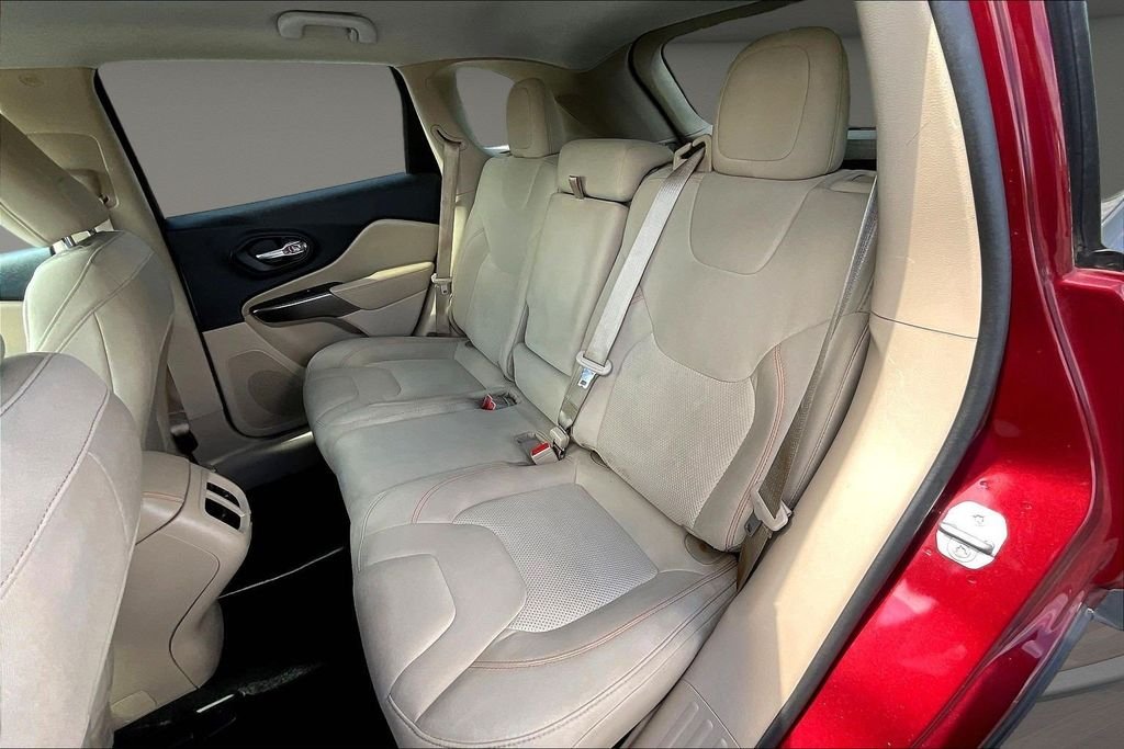 Used 2020 Red Jeep Latitude image 25